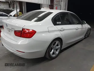 2013 BMW 3 Series 328i z VIN WBA3A5G5XDNP25779, wystawiony jako IAAI lot #42677403 z przebiegiem 93 020 mil mil oraz . Historia ofert i sprzedaży dostępna na DreamBid. Obrazek 4.