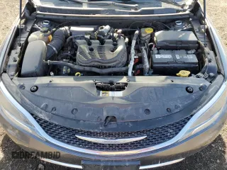 2015 Chrysler 200 C z VIN 1C3CCCEG7FN557063, wystawiony jako Copart lot #50278025 z przebiegiem 146 749 mil mil oraz Szkody całkowita. Historia ofert i sprzedaży dostępna na DreamBid. Obrazek 11.