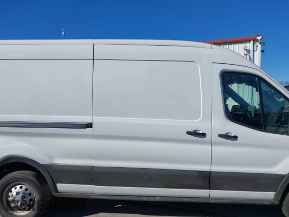 2022 Ford Transit Cargo z VIN 1FTBR2CG0NKA17606, wystawiony jako IAAI lot #41061434 z przebiegiem 64 062 mil mil oraz . Historia ofert i sprzedaży dostępna na DreamBid. Obrazek 13.