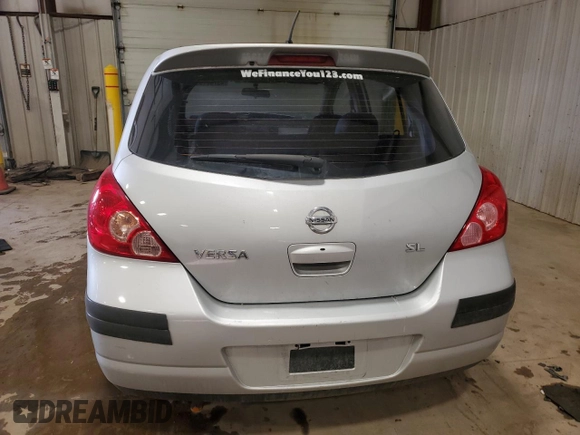 2007 Nissan Versa SL z VIN 3N1BC13E97L459864, wystawiony jako Copart lot #45786195 z przebiegiem Nie podano mil oraz Szkoda całkowita • Salvage title. Historia ofert i sprzedaży dostępna na DreamBid. Obrazek 6.