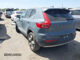 2021 Volvo XC40 Momentum z VIN YV4162UK4M2477791, wystawiony jako IAAI lot #41838849 z przebiegiem 25 944 mil mil oraz . Historia ofert i sprzedaży dostępna na DreamBid. Obrazek 3.