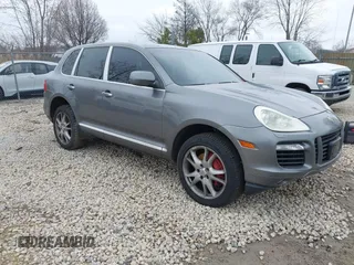 2008 Porsche Cayenne Turbo z VIN WP1AC29P98LA82665, wystawiony jako IAAI lot #41931318 z przebiegiem 128 355 mil mil oraz . Historia ofert i sprzedaży dostępna na DreamBid. Obrazek 1.