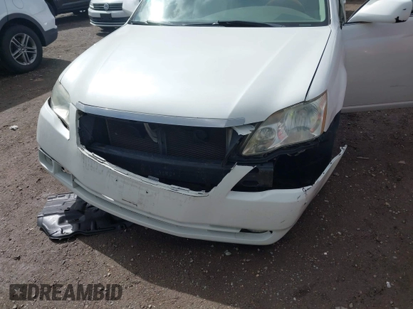 2005 Toyota Avalon XL z VIN 4T1BK36B35U023068, wystawiony jako IAAI lot #41920638 z przebiegiem 196 001 mil mil oraz . Historia ofert i sprzedaży dostępna na DreamBid. Obrazek 6.