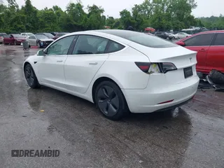 2019 Tesla Model 3 Long Range z VIN 5YJ3E1EBXKF442335, wystawiony jako IAAI lot #42240884 z przebiegiem 28 283 mil mil oraz . Historia ofert i sprzedaży dostępna na DreamBid. Obrazek 3.