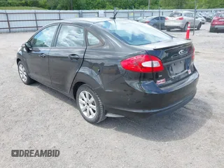 2013 Ford Fiesta SE z VIN 3FADP4BJ8DM175759, wystawiony jako IAAI lot #42326809 z przebiegiem 157 179 mil mil oraz . Historia ofert i sprzedaży dostępna na DreamBid. Obrazek 3.