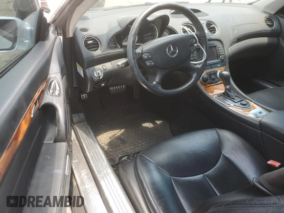 2007 Mercedes-Benz SL 550 z VIN WDBSK71F67F135651, wystawiony jako Copart lot #61680365 z przebiegiem 81 739 mil mil oraz Czysty tytuł • Clean title. Historia ofert i sprzedaży dostępna na DreamBid. Obrazek 8.