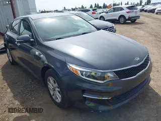 2018 Kia Optima LX z VIN KNAGT4L36J5216858, wystawiony jako IAAI lot #42149047 z przebiegiem 121 845 mil mil oraz . Historia ofert i sprzedaży dostępna na DreamBid. Obrazek 1.