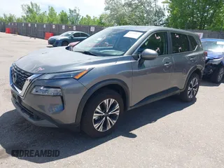 2023 Nissan Rogue SV z VIN 5N1BT3BA1PC838372, wystawiony jako IAAI lot #42257021 z przebiegiem 49 971 mil mil oraz . Historia ofert i sprzedaży dostępna na DreamBid. Obrazek 2.