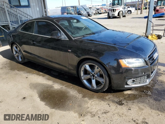 2009 Audi A5 z VIN WAUDK78T59A006979, wystawiony jako Copart lot #56527855 z przebiegiem 126 827 mil mil oraz Szkody całkowita. Historia ofert i sprzedaży dostępna na DreamBid. Obrazek 4.