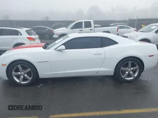 2011 Chevrolet Camaro 2LT z VIN 2G1FC1ED0B9197157, wystawiony jako IAAI lot #41485175 z przebiegiem 133 049 mil mil oraz . Historia ofert i sprzedaży dostępna na DreamBid. Obrazek 14.