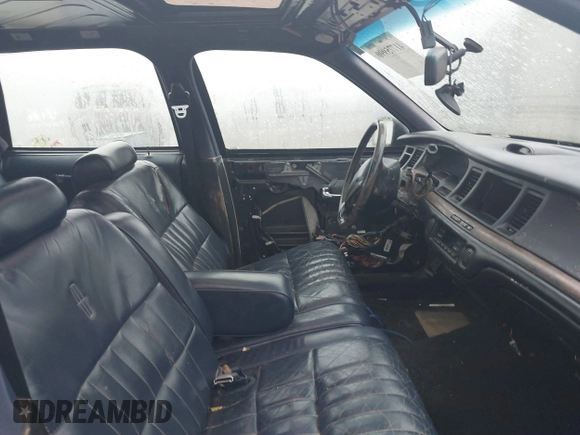 1997 Lincoln Town Car Signature z VIN 1LNLM82W4VY630979, wystawiony jako IAAI lot #41775990 z przebiegiem Nie podano mil oraz . Historia ofert i sprzedaży dostępna na DreamBid. Obrazek 5.