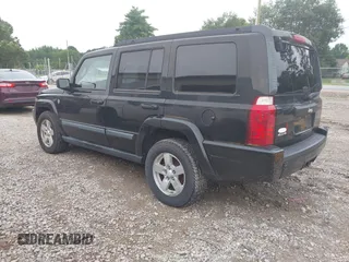 2008 Jeep Commander Sport z VIN 1J8HG48N98C230595, wystawiony jako IAAI lot #42469368 z przebiegiem 194 173 mil mil oraz . Historia ofert i sprzedaży dostępna na DreamBid. Obrazek 3.