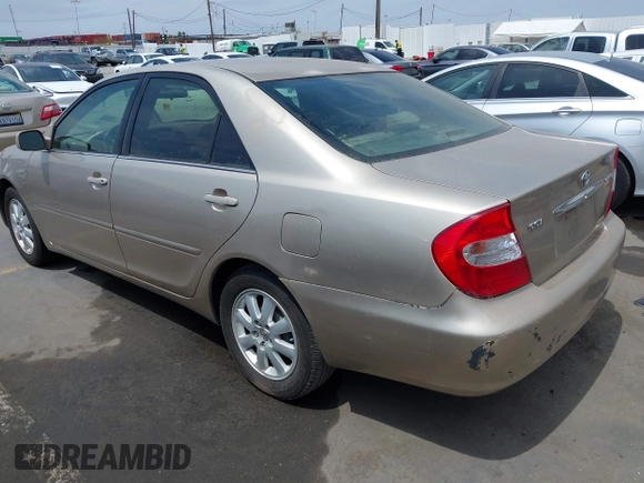 2002 Toyota Camry LE z VIN 4T1BE32K72U078387, wystawiony jako IAAI lot #42052328 z przebiegiem 157 394 mil mil oraz . Historia ofert i sprzedaży dostępna na DreamBid. Obrazek 3.