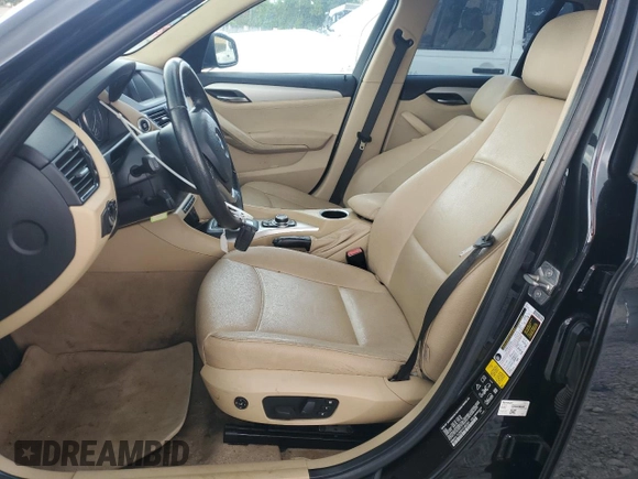 2015 BMW X1 xDrive28i z VIN WBAVL1C5XFVY35591, wystawiony jako Copart lot #59353955 z przebiegiem 86 462 mil mil oraz Czysty tytuł • Clean title. Historia ofert i sprzedaży dostępna na DreamBid. Obrazek 7.