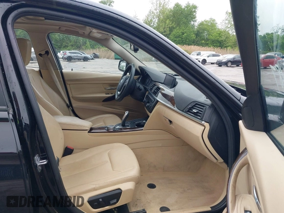 2015 BMW 3 Series 328i xDrive z VIN WBA3B5G55FNS18143, wystawiony jako IAAI lot #42185489 z przebiegiem 109 663 mil mil oraz . Historia ofert i sprzedaży dostępna na DreamBid. Obrazek 5.