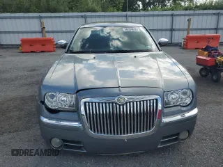 2006 Chrysler 300 C z VIN 2C3LA63HX6H439925, wystawiony jako Copart lot #56059655 z przebiegiem 206 856 mil mil oraz Czysty tytuł • Clean title. Historia ofert i sprzedaży dostępna na DreamBid. Obrazek 5.