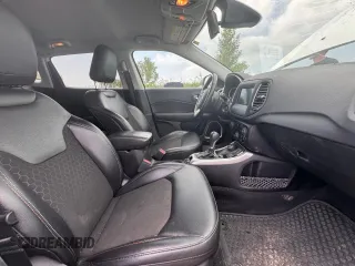 2021 Jeep Compass Latitude z VIN 3C4NJDBB4MT588325, wystawiony jako Copart lot #62374985 z przebiegiem 88 137 mil mil oraz Czysty tytuł • Clean title. Historia ofert i sprzedaży dostępna na DreamBid. Obrazek 5.