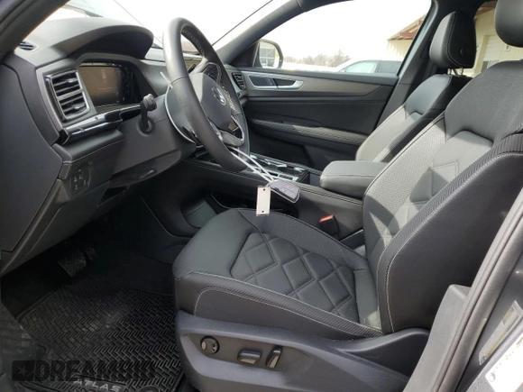 2024 Volkswagen Atlas SE z VIN 1V2KE2CA1RC255860, wystawiony jako Copart lot #49972445 z przebiegiem 1 242 mil mil oraz Szkoda całkowita • Salvage title. Historia ofert i sprzedaży dostępna na DreamBid. Obrazek 7.