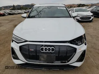 2023 Audi e-tron Sportback S line Premium z VIN WA11AAGEXPB004395, wystawiony jako Copart lot #68947554 z przebiegiem 19 852 mil mil oraz Szkoda całkowita • Salvage title. Historia ofert i sprzedaży dostępna na DreamBid. Obrazek 5.