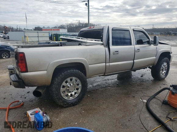 2005 GMC Sierra 2500HD SLE z VIN 1GTHK232X5F963644, wystawiony jako Copart lot #88040265 z przebiegiem 196 924 mil mil oraz Nie do naprawy • Non repairable. Historia ofert i sprzedaży dostępna na DreamBid. Obrazek 3.