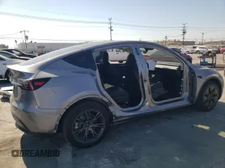2024 Tesla Model Y Long Range с VIN 7SAYGAEE6RF131749, выставлен на аукционе Copart как лот 74548014 с пробегом 1 042 миль миль и Списание • Salvage title. История ставок и продаж доступна на DreamBid. Изображение 3.