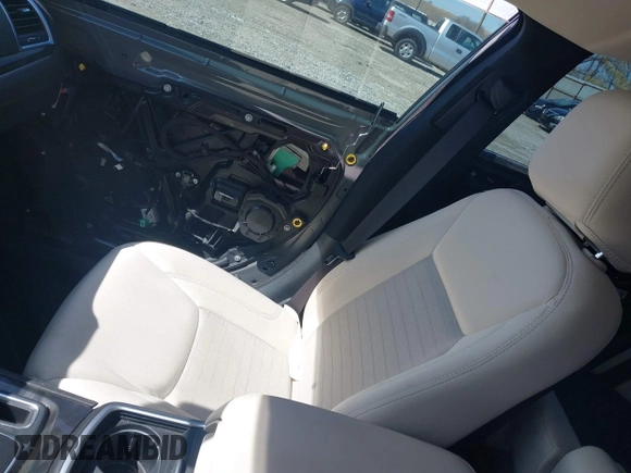 2019 Chrysler 300 Touring with VIN 2C3CCAAG0KH564997, listed as a IAAI auction lot 41852876 with 39,219 mi miles. Bid and sale history available at carsss.com. Image 5.