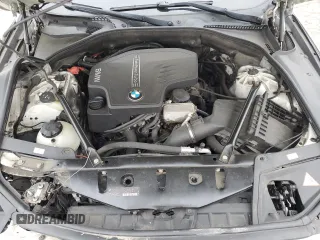 2013 BMW 5 Series 528i xDrive z VIN WBAXH5C57DD106985, wystawiony jako Copart lot #53888225 z przebiegiem 134 685 mil mil oraz Szkoda całkowita • Salvage title. Historia ofert i sprzedaży dostępna na DreamBid. Obrazek 11.