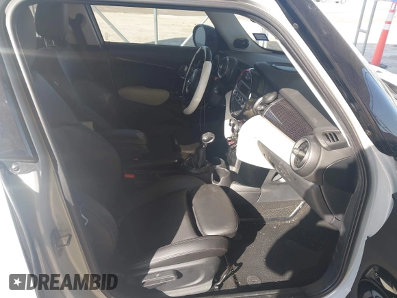 2015 MINI Hardtop 4 Door S z VIN WMWXU3C55F2B66314, wystawiony jako IAAI lot #42211312 z przebiegiem 101 395 mil mil oraz . Historia ofert i sprzedaży dostępna na DreamBid. Obrazek 5.