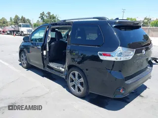 2019 Toyota Sienna SE z VIN 5TDXZ3DC9KS986994, wystawiony jako IAAI lot #42553898 z przebiegiem 88 315 mil mil oraz . Historia ofert i sprzedaży dostępna na DreamBid. Obrazek 3.