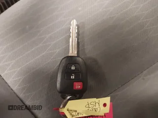 2017 Toyota Tacoma SR5 z VIN 5TFAZ5CN3HX037707, wystawiony jako IAAI lot #41299402 z przebiegiem 82 399 mil mil oraz . Historia ofert i sprzedaży dostępna na DreamBid. Obrazek 11.