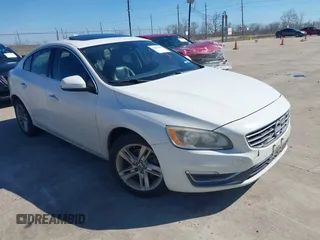 2015 Volvo S60 T5 Drive-E Premier z VIN YV126MFBXF2313216, wystawiony jako IAAI lot #41657076 z przebiegiem 200 249 mil mil oraz . Historia ofert i sprzedaży dostępna na DreamBid. Obrazek 1.