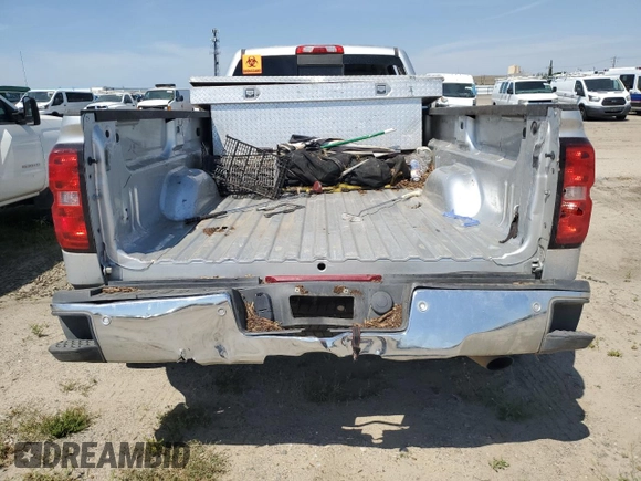 2015 Chevrolet Silverado 3500HD LT z VIN 1GC4KZCG1FF586027, wystawiony jako Copart lot #50064515 z przebiegiem 63 788 mil mil oraz Szkoda całkowita • Salvage title. Historia ofert i sprzedaży dostępna na DreamBid. Obrazek 6.