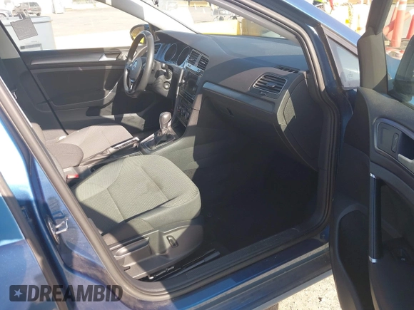 2019 Volkswagen Golf S z VIN 3VWY57AU6KM515323, wystawiony jako IAAI lot #42397800 z przebiegiem 54 612 mil mil oraz . Historia ofert i sprzedaży dostępna na DreamBid. Obrazek 5.