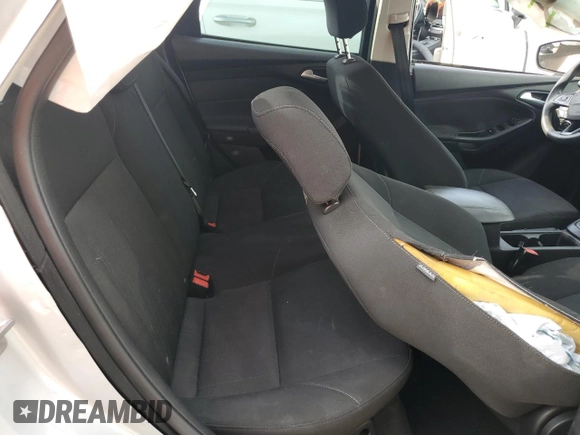 2018 Ford Focus SE z VIN 1FADP3F29JL272804, wystawiony jako Copart lot #49612625 z przebiegiem Nie podano mil oraz Czysty tytuł • Clean title. Historia ofert i sprzedaży dostępna na DreamBid. Obrazek 10.