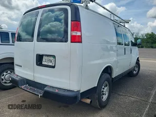 2018 Chevrolet Express Cargo z VIN 1GCWGAFP7J1337793, wystawiony jako IAAI lot #42854414 z przebiegiem 151 274 mil mil oraz . Historia ofert i sprzedaży dostępna na DreamBid. Obrazek 4.