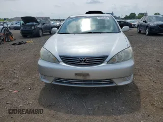 2005 Toyota Camry STD z VIN 4T1BE32K25U501946, wystawiony jako Copart lot #60563535 z przebiegiem 175 564 mil mil oraz Czysty tytuł • Clean title. Historia ofert i sprzedaży dostępna na DreamBid. Obrazek 5.