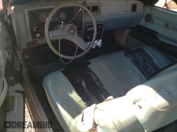 1979 Chevrolet Monte Carlo z VIN 1Z37H9D520488, wystawiony jako Copart lot #77283914 z przebiegiem 49 514 mil mil oraz Tytuł czysty. Historia ofert i sprzedaży dostępna na DreamBid. Obrazek 8.