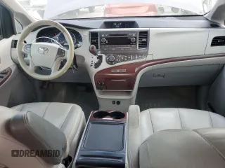 2013 Toyota Sienna XLE AAS z VIN 5TDYK3DCXDS297896, wystawiony jako Copart lot #57778165 z przebiegiem 239 360 mil mil oraz Szkoda całkowita • Salvage title. Historia ofert i sprzedaży dostępna na DreamBid. Obrazek 8.