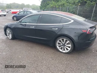 2018 Tesla Model 3 Long Range Battery z VIN 5YJ3E1EB1JF170479, wystawiony jako IAAI lot #42290687 z przebiegiem 69 495 mil mil oraz . Historia ofert i sprzedaży dostępna na DreamBid. Obrazek 3.
