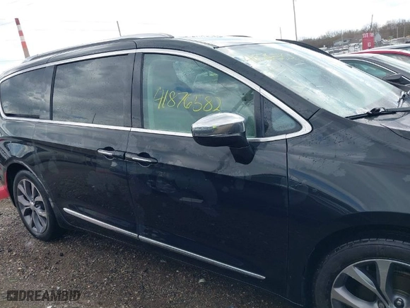 2017 Chrysler Pacifica Limited with VIN 2C4RC1GG0HR770093, listed as a IAAI auction lot 41876582 with 82,614 mi miles. Bid and sale history available at carsss.com. Image 13.