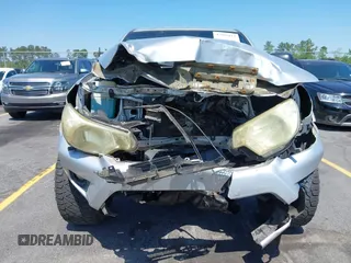 2013 Toyota Tacoma PreRunner z VIN 5TFJU4GN6DX032952, wystawiony jako IAAI lot #42001014 z przebiegiem 152 755 mil mil oraz . Historia ofert i sprzedaży dostępna na DreamBid. Obrazek 12.
