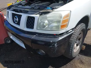 2005 Nissan Titan LE z VIN 1N6AA07BX5N505236, wystawiony jako IAAI lot #42315873 z przebiegiem 346 291 mil mil oraz . Historia ofert i sprzedaży dostępna na DreamBid. Obrazek 6.
