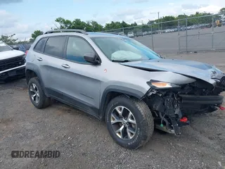 2017 Jeep Cherokee Trailhawk z VIN 1C4PJMBB8HW565462, wystawiony jako IAAI lot #42696507 z przebiegiem 114 819 mil mil oraz . Historia ofert i sprzedaży dostępna na DreamBid. Obrazek 1.