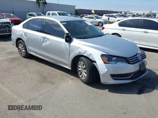 2015 Volkswagen Passat Limited Edition Edition z VIN 1VWAT7A31FC022428, wystawiony jako IAAI lot #42041775 z przebiegiem 104 851 mil mil oraz . Historia ofert i sprzedaży dostępna na DreamBid. Obrazek 1.