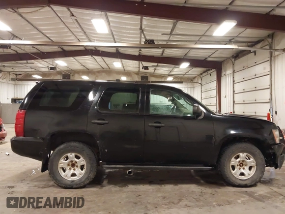 2013 Chevrolet Tahoe Commercial z VIN 1GNSK2E01DR331721, wystawiony jako IAAI lot #42093449 z przebiegiem 178 731 mil mil oraz . Historia ofert i sprzedaży dostępna na DreamBid. Obrazek 20.