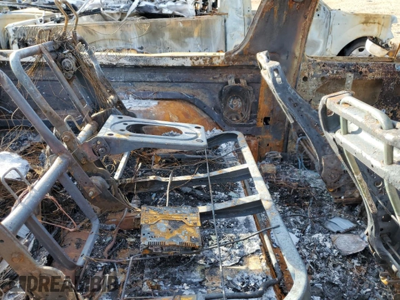 1991 Ford Bronco XL z VIN 1FMEU15N7MLA62791, wystawiony jako Copart lot #82100384 z przebiegiem Nie podano mil oraz Nie do naprawy • Non repairable. Historia ofert i sprzedaży dostępna na DreamBid. Obrazek 10.