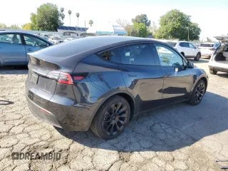 2024 Tesla Model Y Long Range z VIN 7SAYGAEE2RF009616, wystawiony jako Copart lot #46139805 z przebiegiem 6 535 mil mil oraz Szkoda całkowita • Salvage title. Historia ofert i sprzedaży dostępna na DreamBid. Obrazek 3.