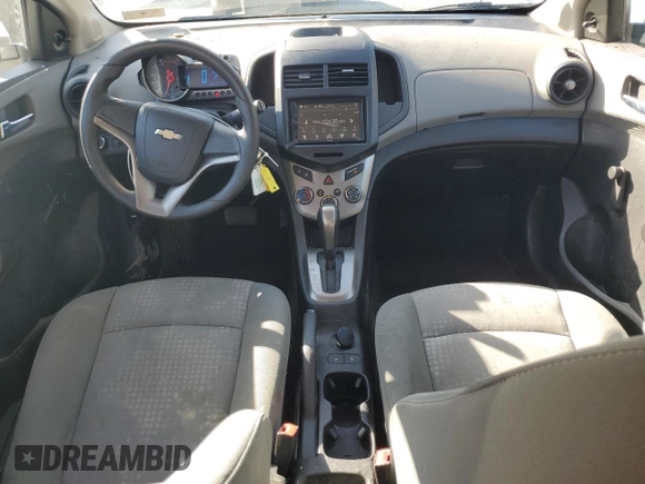 2012 Chevrolet Sonic LS z VIN 1G1JA6SH5C4208565, wystawiony jako Copart lot #56193405 z przebiegiem 53 236 mil mil oraz Szkoda całkowita • Salvage title. Historia ofert i sprzedaży dostępna na DreamBid. Obrazek 8.