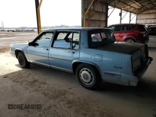 1986 Cadillac DeVille z VIN 1G6CD6982G4356663, wystawiony jako Copart lot #56716825 z przebiegiem 111 583 mil mil oraz Tytuł czysty. Historia ofert i sprzedaży dostępna na DreamBid. Obrazek 2.