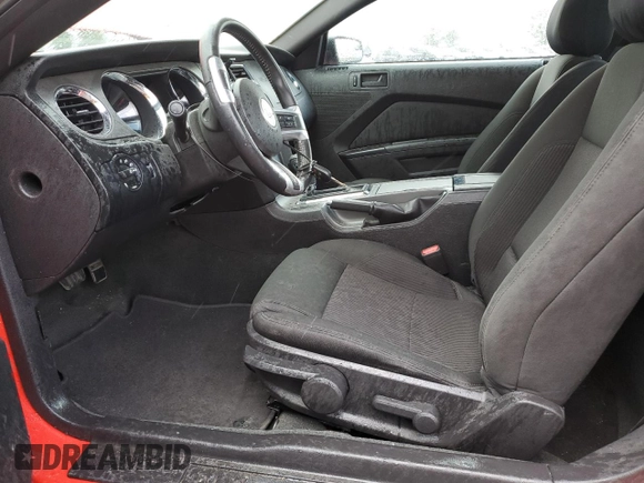 2014 Ford Mustang V6 z VIN 1ZVBP8AM4E5312513, wystawiony jako Copart lot #64463685 z przebiegiem 106 892 mil mil oraz Szkoda całkowita • Salvage title. Historia ofert i sprzedaży dostępna na DreamBid. Obrazek 7.